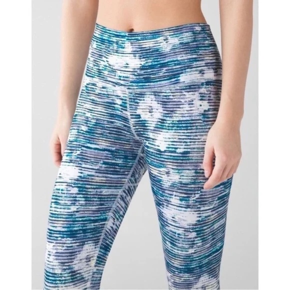 Lululemon True Self Crop II Yoga Activewear Leggings in Blurry Belle Multi - Picture 5 of 12